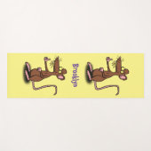 Cute brown rat duikt op cartoon yogamat (Voorkant (horizontaal))