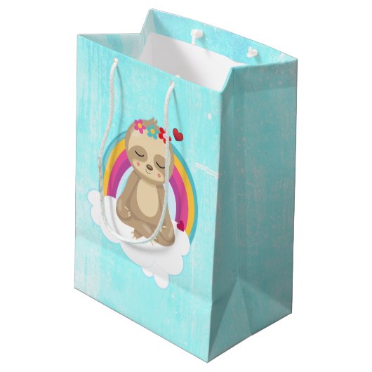 Cute Brown Sloth, Meditating on a Cloud Medium Cadeauzakje (Achterkant Gekanteld)