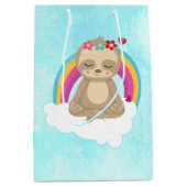 Cute Brown Sloth, Meditating on a Cloud Medium Cadeauzakje (Voorkant)