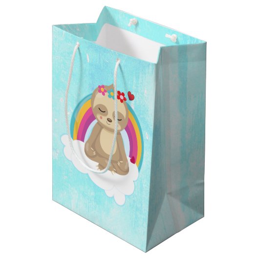 Cute Brown Sloth, Meditating on a Cloud Medium Cadeauzakje (Voorkant Gekanteld)