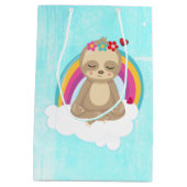 Cute Brown Sloth, Meditating on a Cloud Medium Cadeauzakje (Achterkant)