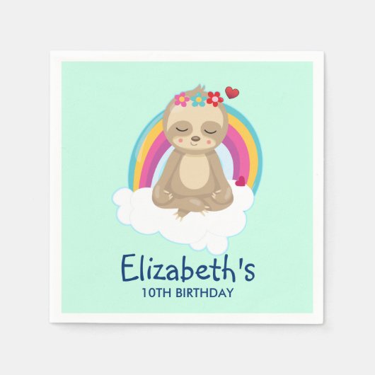 Cute Brown Sloth Mediting op een Cloud Birthday Servet (Voorkant)