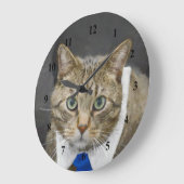 Cute Brown Tabby Cat Green Eyes Blue Stropdas Grote Klok (Hoek)