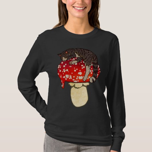 Cute Brown Tabby Cat Sleeping on Red Spotted Mushr T-shirt (Voorkant)