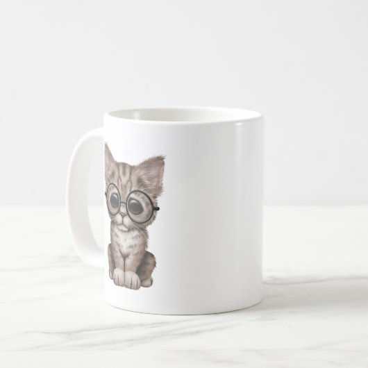 Cute Brown Tabby Kitten met oogglazen Koffiemok (Voorkant links)