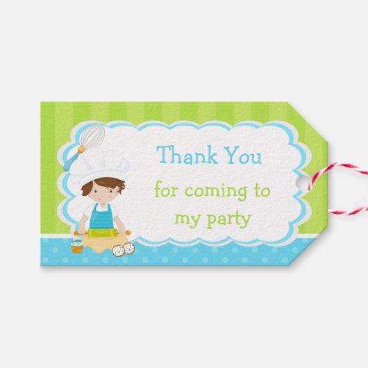 Cute Brunette Boy Baking Birthday Party Cadeaulabel (Voorkant (Horizontaal))