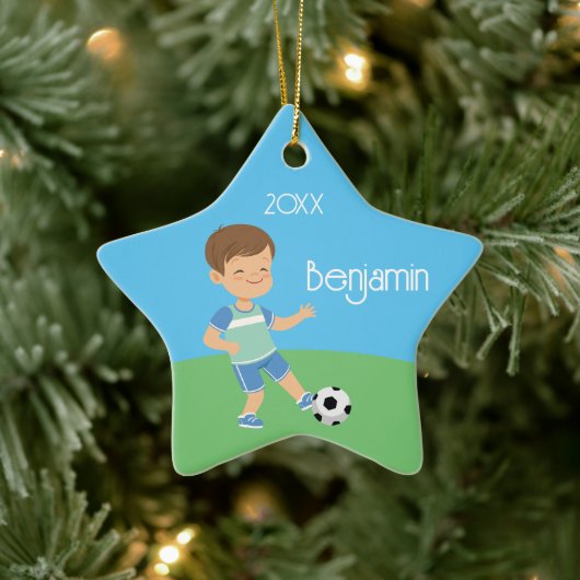Cute Brunette Boy Soccer Persoonlijke Kerstmis Keramisch Ornament (Boom)