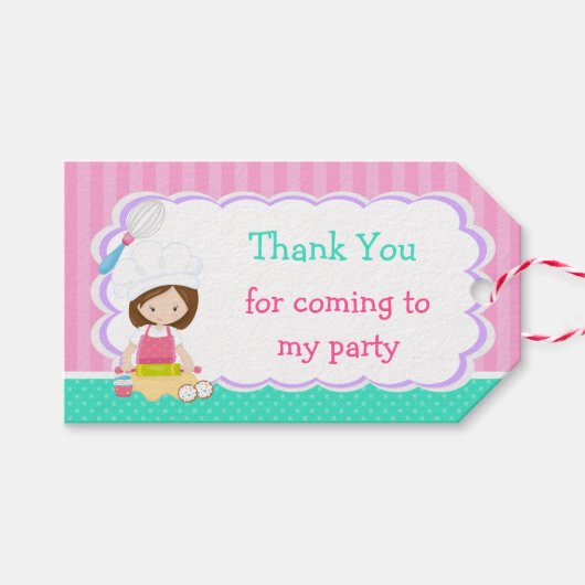 Cute Brunette Girl Baking Birthday Party Cadeaulabel (Voorkant (Horizontaal))