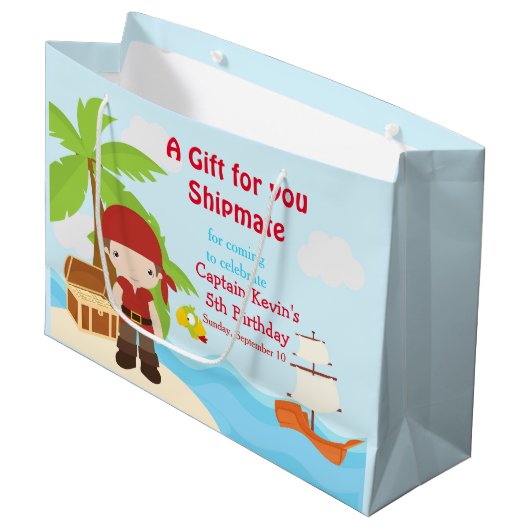 Cute Brunette Pirate Boy in Red Birthday Groot Cadeauzakje (Voorkant Gekanteld)