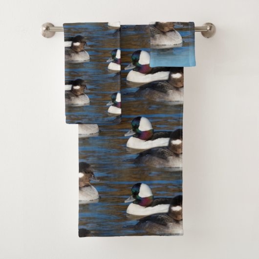 Cute Bufflehead Ducks Lovebird bij Winter Pond Bad Handdoek (Insitu)