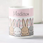 Cute Bunnies Personalized Koffiemok<br><div class="desc">Geniet van uw favoriete drankjes in stijl met deze schattige aangepaste naam mok, met een charmante rijtje leuke konijntjes op een zacht roze achtergrond. Perfect voor kinderen en dierenvrienden, deze hoogwaardige mok kan worden gepersonaliseerd met elke naam, waardoor het een uniek en doordacht cadeau is. Of het nu gaat om...</div>