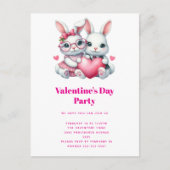 Cute Bunnies Sharing a Heart Valentine's Party Uitnodiging Briefkaart (Voorkant)