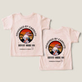 Cute Bunny Hugging Carrot Retro Sunset T-Shirt  (Ontwerp Voorkant & Achterkant)