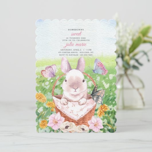 Cute Bunny in Basket Invitation Kaart (Staand voorkant)