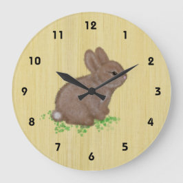 Cute Bunny in Clover met Wood Background Grote Klok