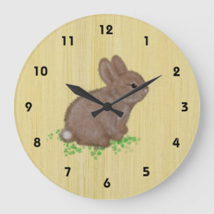 Cute Bunny in Clover met Wood Background Grote Klok