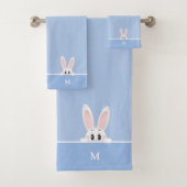 Cute Bunny & Monogram op Lichtblauw Bad Handdoek (Insitu)