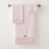 Cute Bunny & Monogram op lichtroze Bad Handdoek (Insitu)