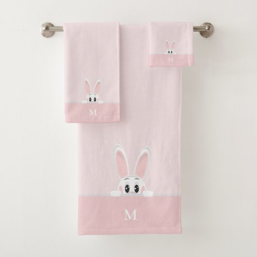 Cute Bunny & Monogram op lichtroze Bad Handdoek (Insitu)