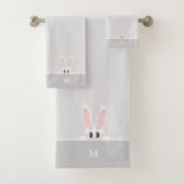 Cute Bunny & Monogram op Light Silver Grey Bad Handdoek (Insitu)