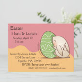 Cute Bunny push Green Easter Egg Kaart (Staand voorkant)