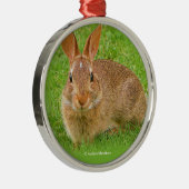 Cute Bunny Rabbit Chewing Greens op Golf Fairway Metalen Ornament (Rechts)