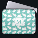 Cute Bunny Rabbit Pattern op Blauwgroen Monogram Laptop Sleeve<br><div class="desc">Schattig wit bundelpatroon op blauwgroen (u kunt achtergrondkleur aanpassen)</div>