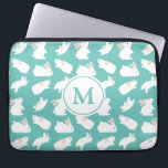 Cute Bunny Rabbit Pattern op Blauwgroen Monogram Laptop Sleeve<br><div class="desc">Schattig wit bundelpatroon op blauwgroen (u kunt achtergrondkleur aanpassen)</div>