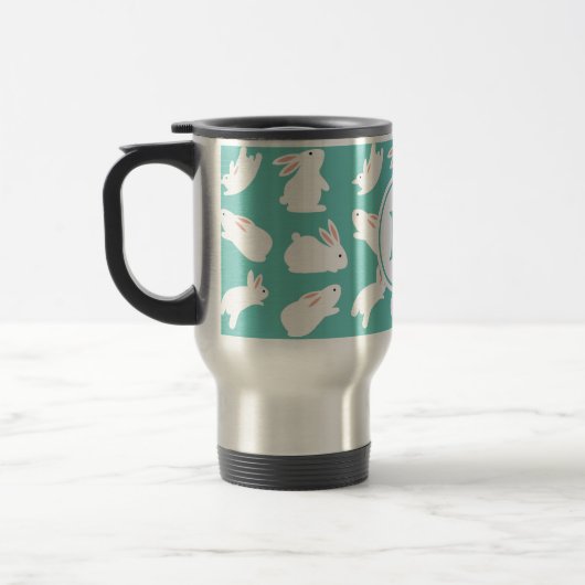 Cute Bunny Rabbit Pattern op Blauwgroen Monogram Reisbeker (Links)