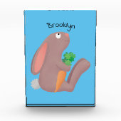 Cute bunny rabbit, zittend met wortelcartoon fotoblokken (Voorkant)