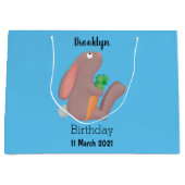 Cute bunny rabbit, zittend met wortelcartoon groot cadeauzakje (Voorkant)