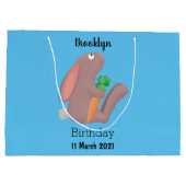 Cute bunny rabbit, zittend met wortelcartoon groot cadeauzakje (Achterkant)