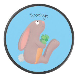 Cute bunny rabbit, zittend met wortelcartoon hockey puck