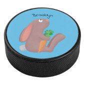 Cute bunny rabbit, zittend met wortelcartoon hockey puck (3/4)