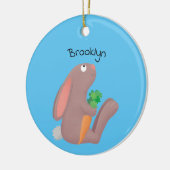 Cute bunny rabbit, zittend met wortelcartoon keramisch ornament (Links)