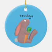 Cute bunny rabbit, zittend met wortelcartoon keramisch ornament (Achterkant)