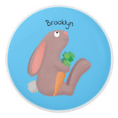 Cute bunny rabbit, zittend met wortelcartoon keramische knop (Voorkant)