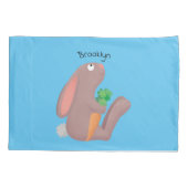 Cute bunny rabbit, zittend met wortelcartoon kussensloop (Achterkant)