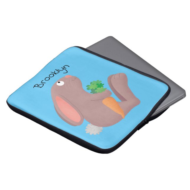 Cute bunny rabbit, zittend met wortelcartoon laptop sleeve (Voorkant top)
