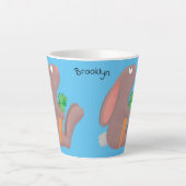 Cute bunny rabbit, zittend met wortelcartoon latte mok (Voorkant)