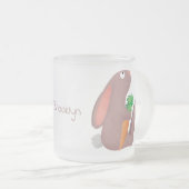 Cute bunny rabbit, zittend met wortelcartoon matglas koffiemok (Voorkant rechts)
