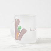 Cute bunny rabbit, zittend met wortelcartoon matglas koffiemok (Voorkant links)