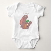Cute bunny rabbit, zittend met wortelcartoon romper (Voorkant)