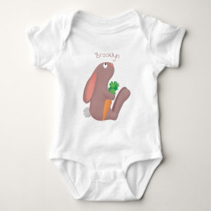 Cute bunny rabbit, zittend met wortelcartoon romper