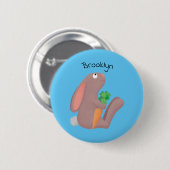Cute bunny rabbit, zittend met wortelcartoon ronde button 5,7 cm (Voorkant /achterkant)