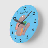 Cute bunny rabbit, zittend met wortelcartoon ronde klok (Hoek)