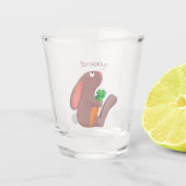 Cute bunny rabbit, zittend met wortelcartoon shot glas (Voorkant)