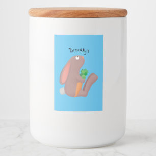 Cute bunny rabbit, zittend met wortelcartoon voedselcontainer etiket