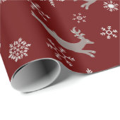 Cute Burgundy Flying Reindeer Snowflakes kerst Cadeaupapier (Rol Hoek)