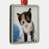 Cute Calypso Kitten en Blue Yarn Metalen Ornament (Rechts)